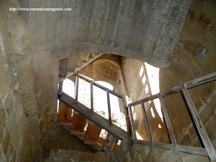 VISTA BVEDA DE CEMENTO EN SALA ABOVEDADA Y ESCALERAS DE SUBIDA